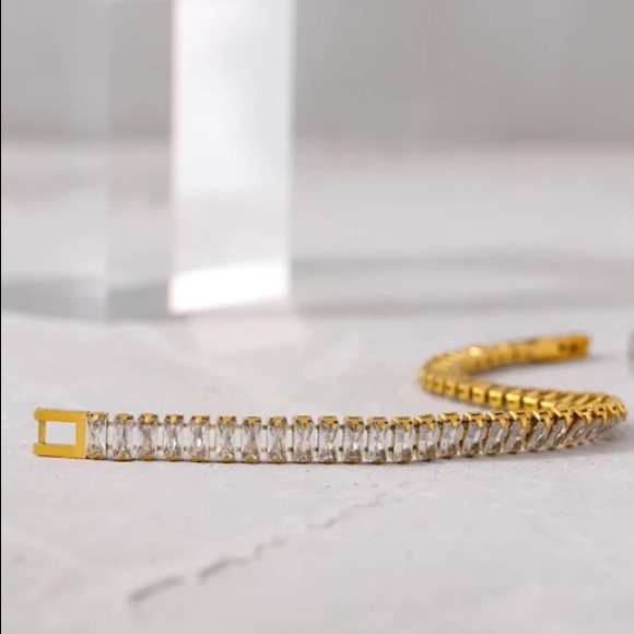 🌟18Kgold plated delicate cubic zirconia bracelet - Picture 2 of 5